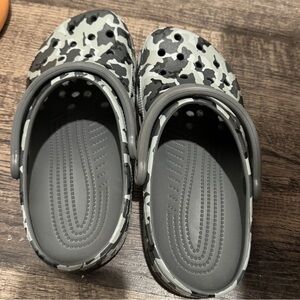 Camo crocs clogs